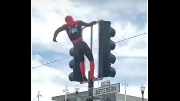 HOMEM ARANHA REBOLANDO GOSTOSO NO SINAL