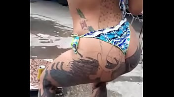 Novinha rabuda dançando Funk