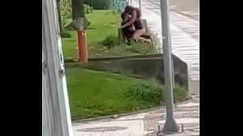 Casal trepando na praça bem gostoso