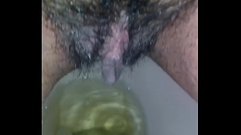 Bucetuda peluda mijando,  pee, pissing