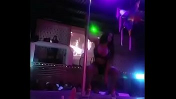 Puta chichona bailando tubo