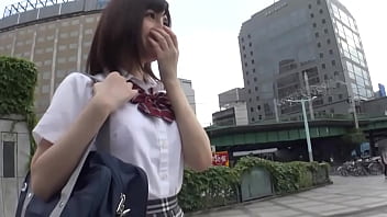 【女子高生】笑顔がかわいい女子高生の初AV撮影。初めてとは思えないほど堂々とフェラしている！