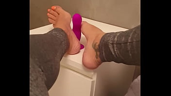 Footjob sur un sextoy par une française du sud