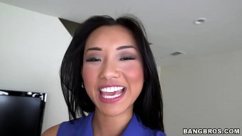 BANGBROS - A asiática Alina Li dá uma grande mordida em Brannon Rhoades