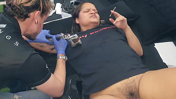 Minha esposa oferece para Tatuador  tarado seu bucetão  em troca da tattoo . Alemão Tatuador  - Gatopg2019