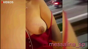 MESSALINA - CASADA EXIBICIONISTA SAFADA COLOCA OS PEITOS PARA FORA E DEIXA OS MOTORISTAS E VOYEURS VEREM SUAS TETAS NATURAIS