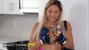 (Zac Wild) Faz (Abella Danger) Implorar por seu pau duro Ele enfia fundo na garganta dela - Brazzers