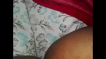 Mi tía me envía un vídeo masturbándose