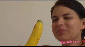 Como fazer: jovem morena ensina usando uma banana