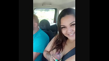 Mary esposa cadelona se exibindo no carro pelas ruas de São Paulo mostrando suas tetas no passeio em pleno dia na capital de São Paulo, marido juntinho