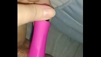 Novinha gostosa se masturbando com vibrador