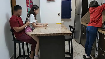 Mi Sobrina Traviesa le Gusta Comer Sentada en l...