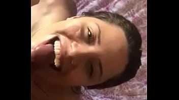 Sexo oral com leite na cara