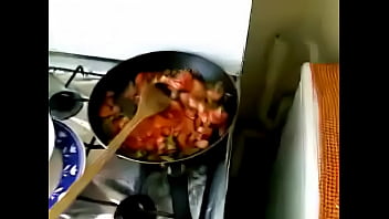 Desi bhabhi sucking while cooking