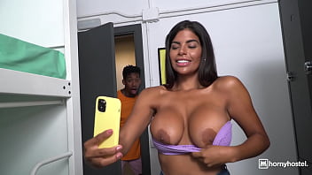 HORNYHOSTEL - (Sheila Ortega, Jesus Reyes) - Peitos enormes Venezuela Babe Caught Nu por um grande galo negro Pré-visualização do vídeo