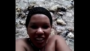 Dominicana ba&ntilde_andose en el rio.