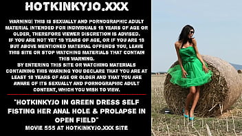 Hotkinkyjo in green dress self fisting her anal hole & prolapse in open field