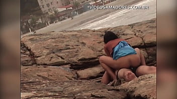 Casal exibicionista &eacute_ flagrado fazendo sexo em praia de zona urbana no Brasil