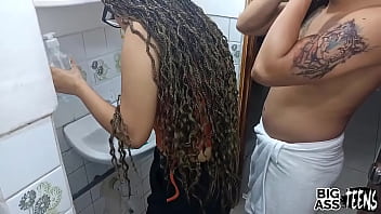 Eu gozo na buceta apertada da minha meia-irmã Sexo rápido no banheiro antes dos nossos pais chegarem Meia-irmã com uma bunda grande