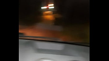 Mgrandao pelado no carro tocando punheta na rua