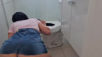 DE QUATRO COM MINI SAIA GAROTA LIMPA O CHÃO... CALCINHA  ATOLADA NA BUNDA APARECE