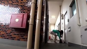 この人妻、突くたびにプシュプシュ出ちゃう！！おもらしした可愛い人妻の弱みを握ってみましたｗ