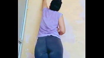 Clienta nos ayuda a levantar pintura de la pared y le grabo las nalgas mientras lo hace.