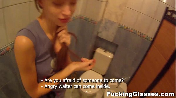 Fucking Glasses - он замечает эту милашку, сидящую в одиночестве в местном кафе
