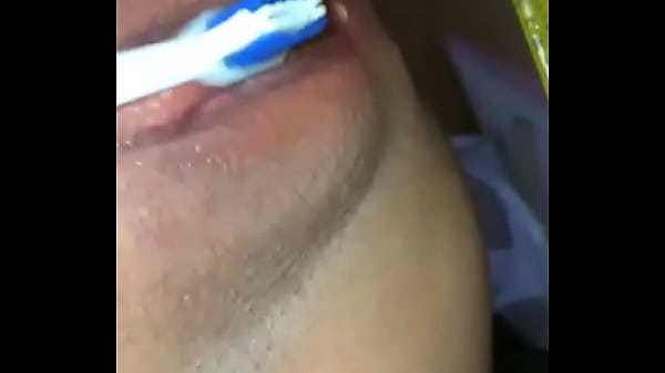 se excita con un cepillo sex movie [ Duration: 00:30 ]