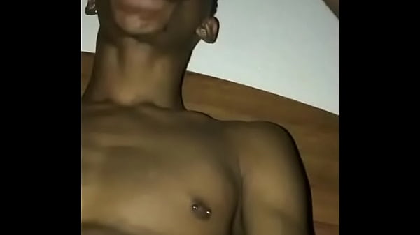 mamando una vergota y recibiendo lechita gay [ Duration: 01:01 ]