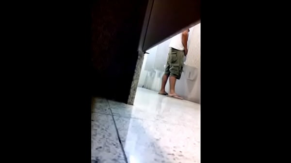 balanca a pica no banheiro gay [ Duration: 00:35 ]