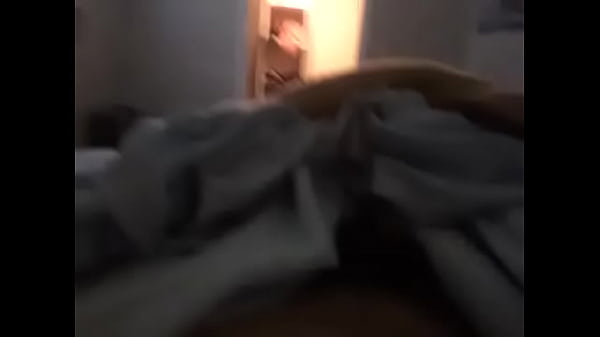 Кузина приехала в гости порно Кузина приехала в гости порно