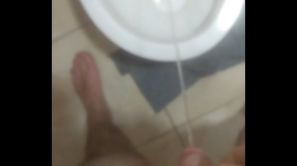 meando en el hinodoro cock [ Duration: 00:46 ]