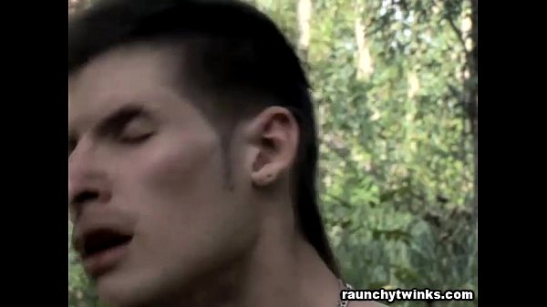 Novinhos Lindo e Magrinho trepando na floresta