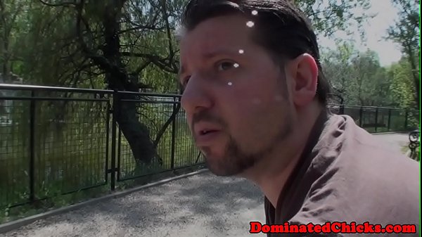 Видны сиськи когда наклоняется — 8