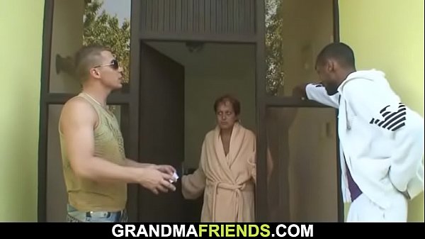 interracial threesome with her old mommy milf [ Duration: 06:06 ]