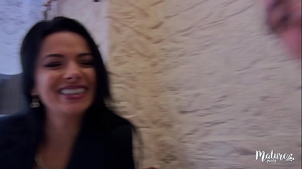 Cosmina, une mature sexy ferait tout pour le plaisir de son mari, même le tromper thumbnail