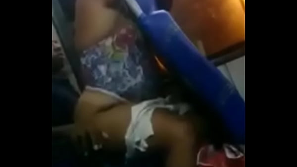 Pasajera de autobús público practica sexo oral