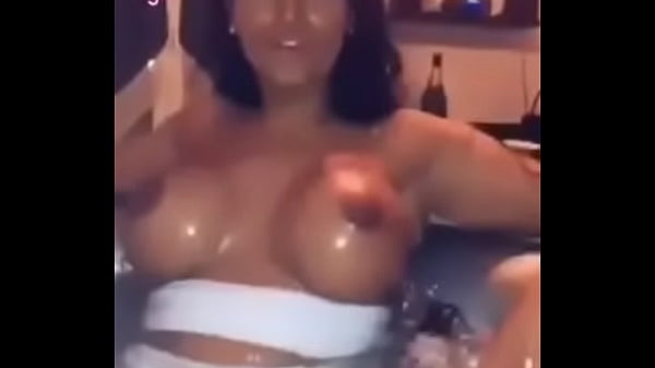 la beurette karima fait du show sexy dans sa story exotic [ Duration: 00:36 ]