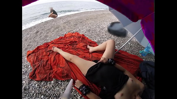 Pussy flash - Uno sconosciuto mi ha beccato a masturbarmi in una spiaggia pubblica e mi ha aiutato a raggiungere l'orgasmo rischiando di essere visto da persone vicine - MissCreamy