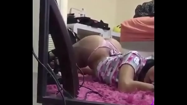 hermosa lincesa mostrando su cola lincesas com latina [ Duration: 00:32 ]