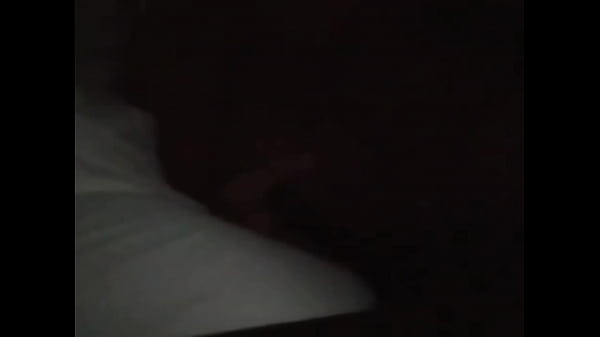 Elle suce ma bite et je la baise intensément sur le lit, elle aime me sucer la bite tous les soirs
