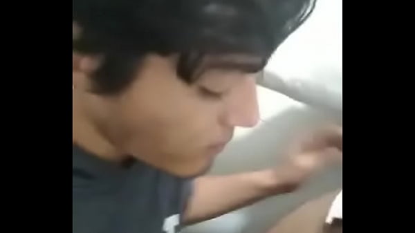 mamando o gostoso no banheiro gay [ Duration: 00:36 ]