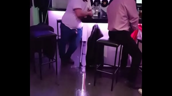 hombre borracho meando gay [ Duration: 00:26 ]