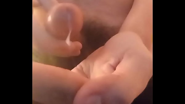 chico sacando leche gay [ Duration: 00:24 ]