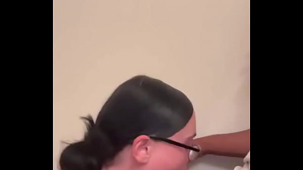 garota nerd chupando estranho no banheiro