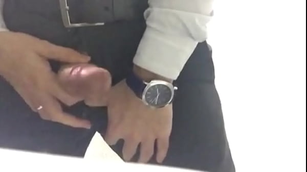 tesudo batendo uma no banheiro gay [ Duration: 01:25 ]