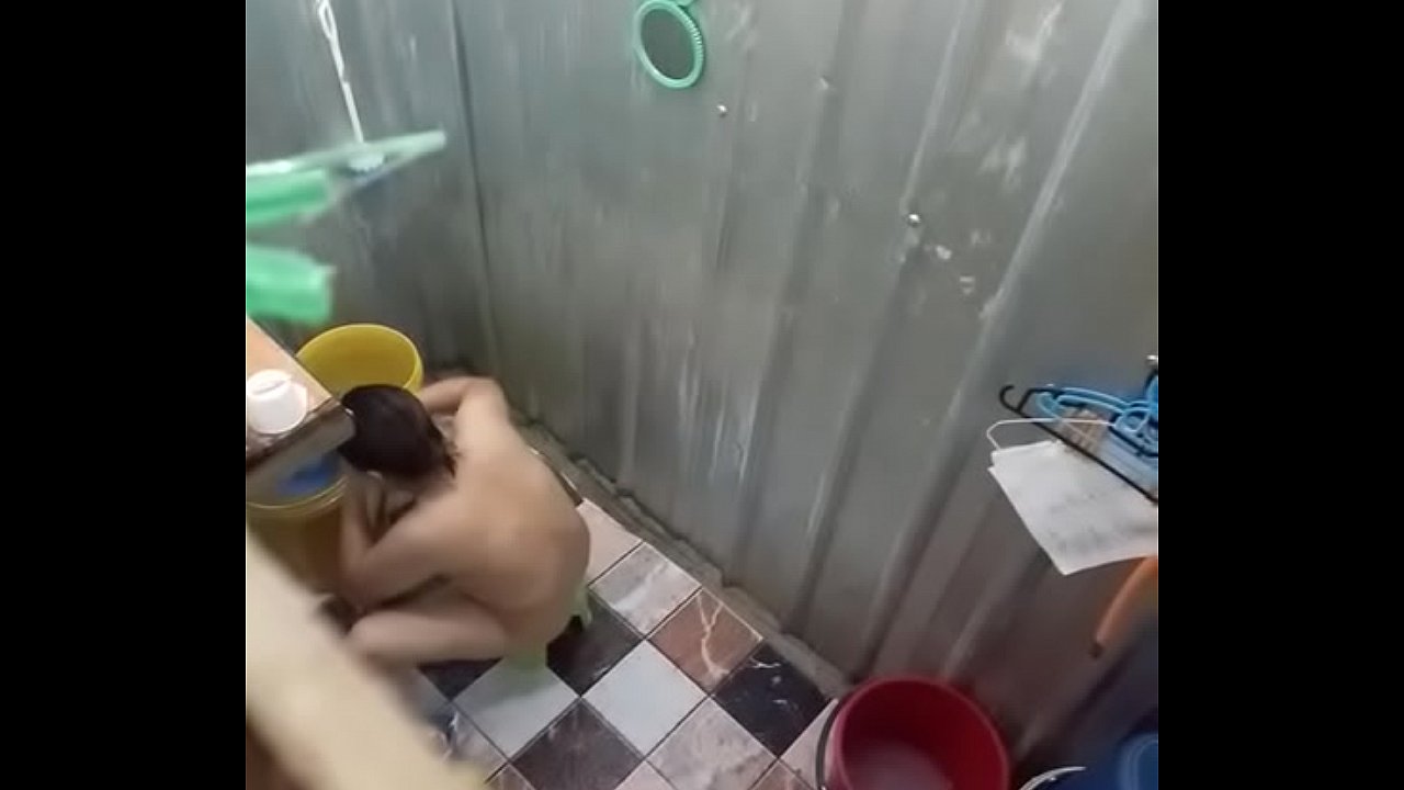 espiando a mi mejor amiga bañándose - XVIDEOS.COM