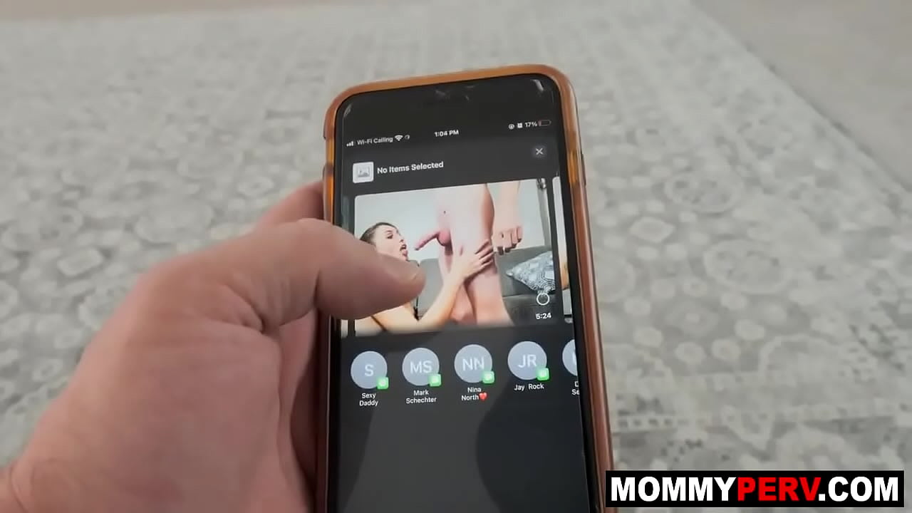 Madrastra soborna a su hijastro con una mamada 1280x720 foto de desnudos hq Madrastra soborna a su hijastro con una mamada foto foto
