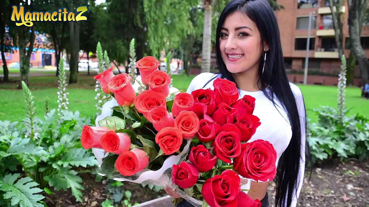 La increíble latina Mariana Martinez se burla y folla con un tipo con suerte